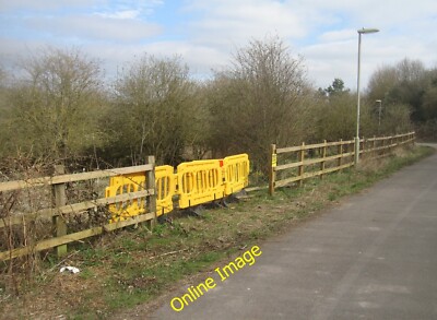 Foto 12x8 Radweg nach Basingstoke Die Lücke im Zaun ist nach Hochwasser c2014
