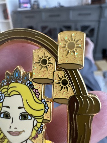 Disney Rapunzel Pin In Her Window With Lanterns LE 100 TANGLED Fantasy Jumbo Pin - Bild 12 von 15