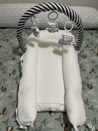 Dockatot Deluxe White With Dockatot Toy Arch - Picture 4 of 5