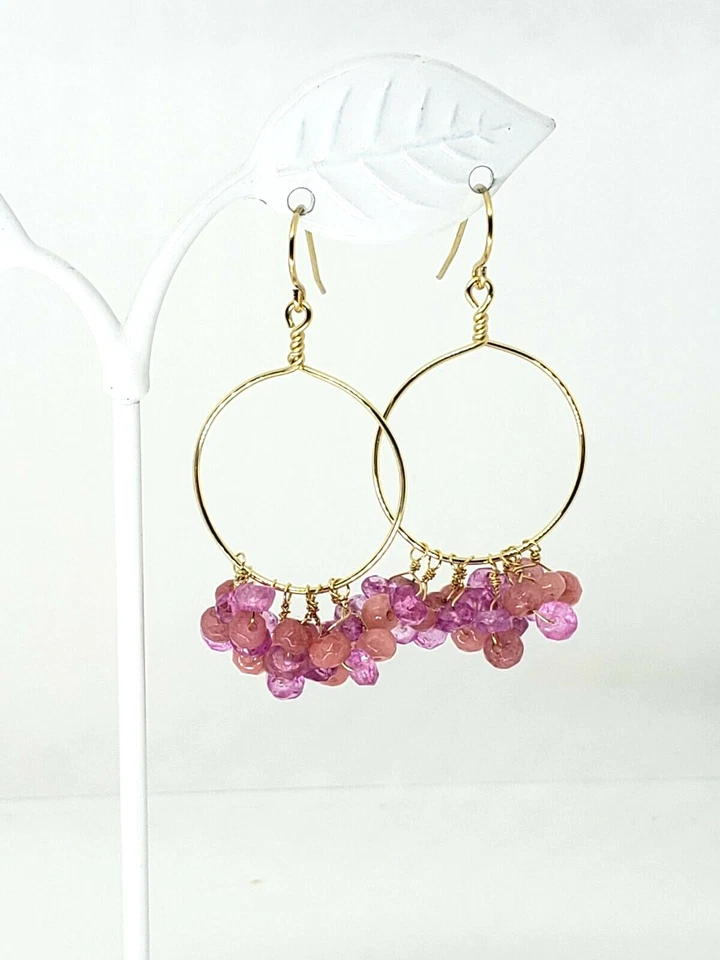 Pendientes colgantes con racimo de aro de cuarzo cereza y topacio rosa relleno de oro amarillo de 14k Foto 2 de 4