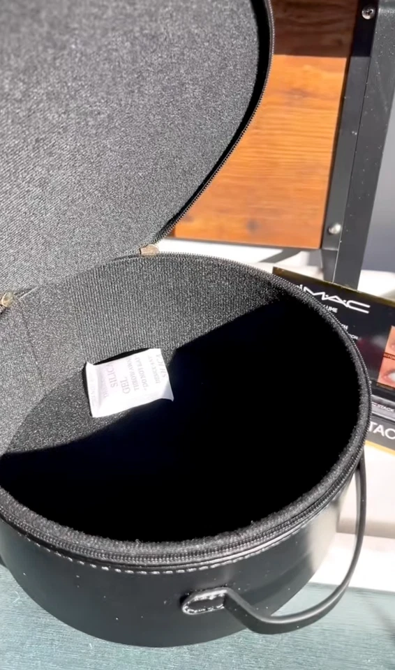 Estuche de viaje MAC Cosmetics redondo brillante sombra de ojos 2025 bolsa de vacaciones NUEVO Foto 3 de 4
