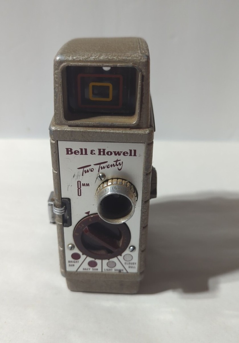 VINTAGE BELL HOWELL TWO TWENTY MM FILM VIDEO CAMERA UNTESTED