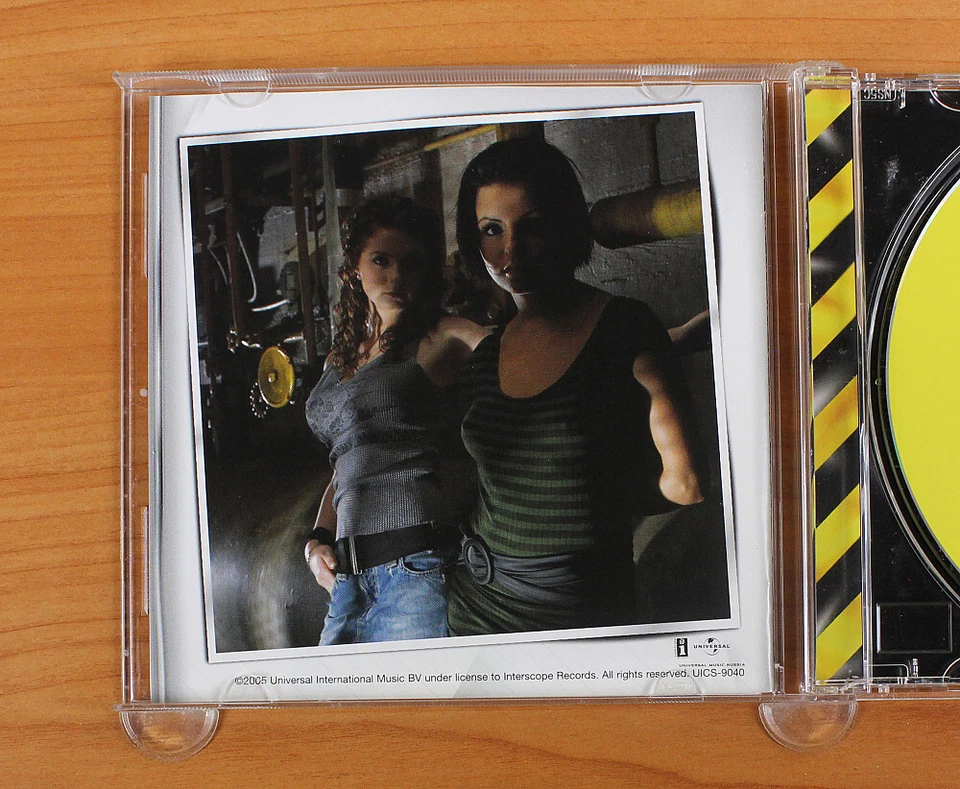 t.A.T.u. - Dangerous And Moving CD (Japan 2005 Interscope Records) UICS-9040 Foto 3 de 4