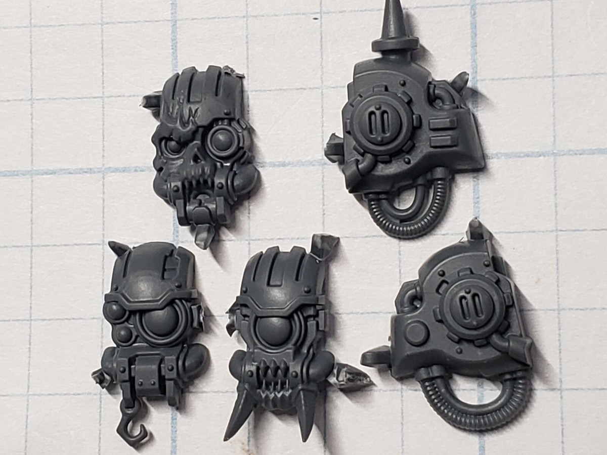 Games Workshop Warhammer 40K Chaos Knights War Dogs Feet Bits – Unassembled & Unpainted (UK Made)