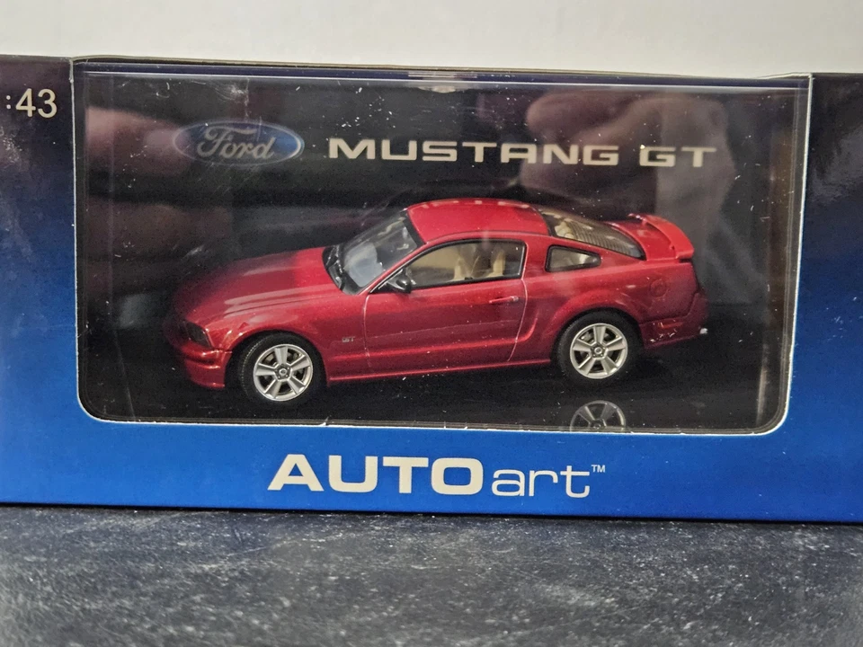 AUTOart 1:43 SCALE 2005 FORD MUSTANG GT COUPE IN RED. AUTO SHOW VERSION. NEW! - Image 3 of 4
