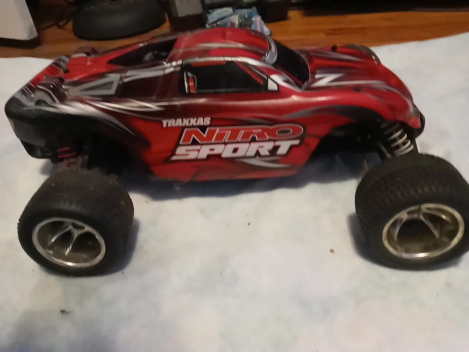 Enchufe Traxxas Nitro Sport limpio sin incandescencia. Sin control remoto no se ha probado se vende como está Foto 3 de 4