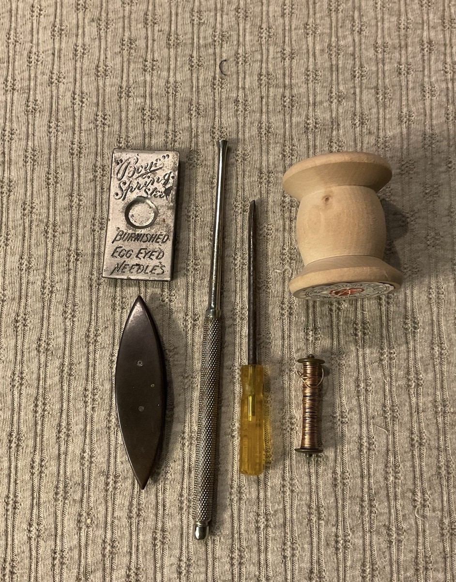 Grandmas Vintage Sewing Notions Collectible Metal Needle Case Incl