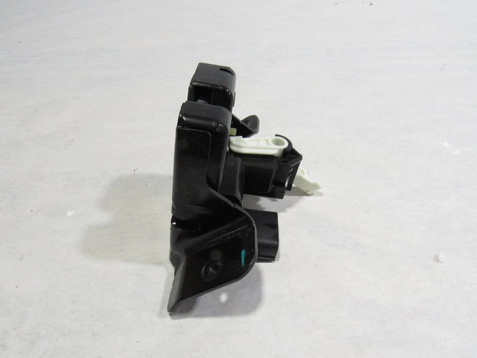 Привод замка защелки заднего багажника Aston Martin Vantage 2019 18–21 годов выпуска: A - Изображение 2 из 4