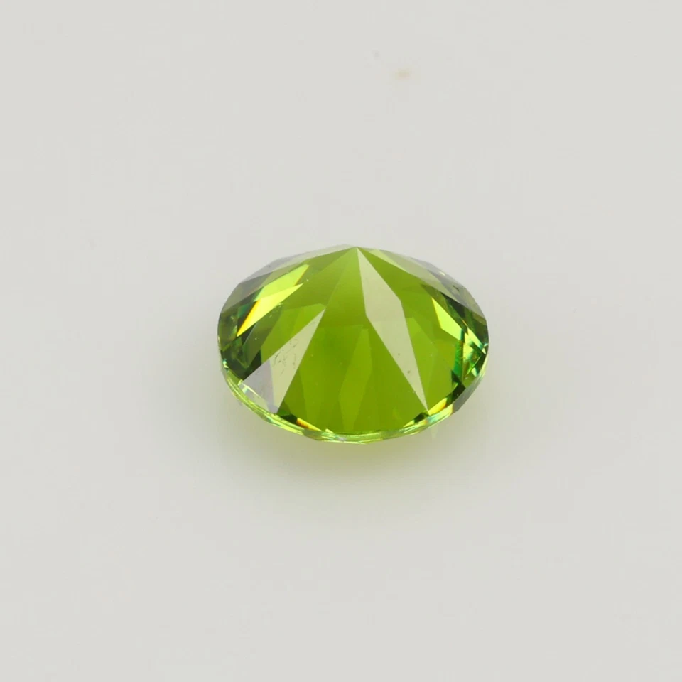 0.45 ct, Faceted Russian demantoid garnet high dispersion - Image 2 of 3