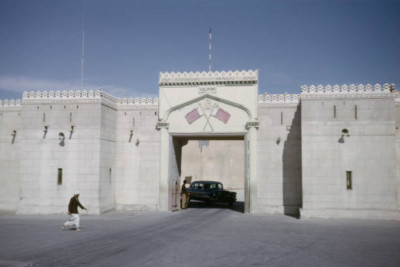 Herrscherpalast in Doha fährt ein Auto durch den Geschäftseingang - 4x6 Foto