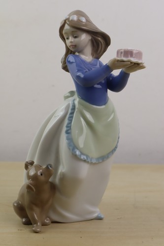 Nao Lladro 1045 Puppy's Birthday - Girl with Birthday Cake & Dog Near Mint - Picture 6 of 8