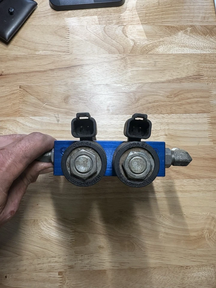 Electroválvula de control de freno hidráulico Gehl PN 183978 FABRICANTE DE EQUIPOS ORIGINALES Foto 3 de 3