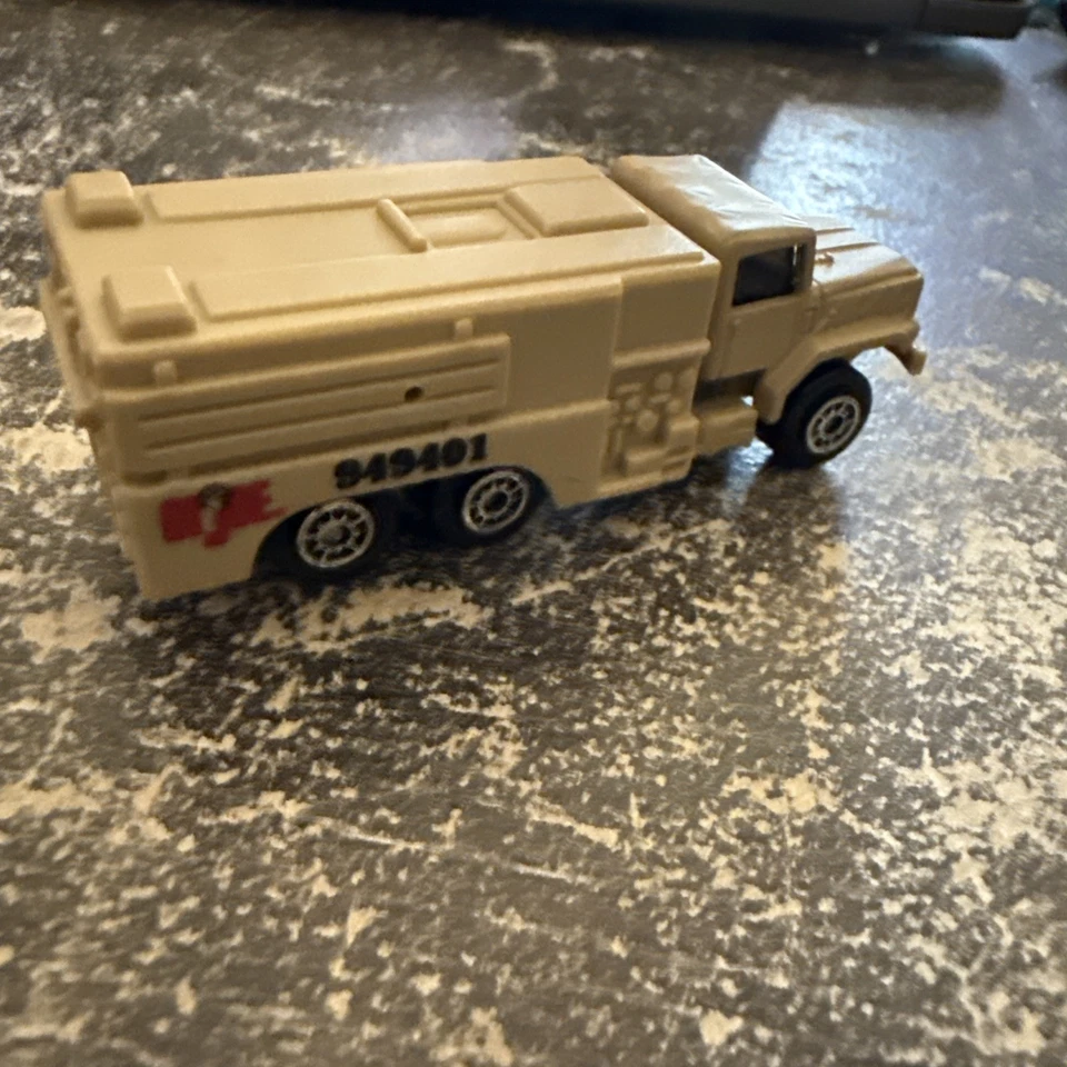 Camión bombeo militar Maisto GI Joe serie 1 juguete escala 1/64 M-923 A1 bronceado Foto 2 de 3