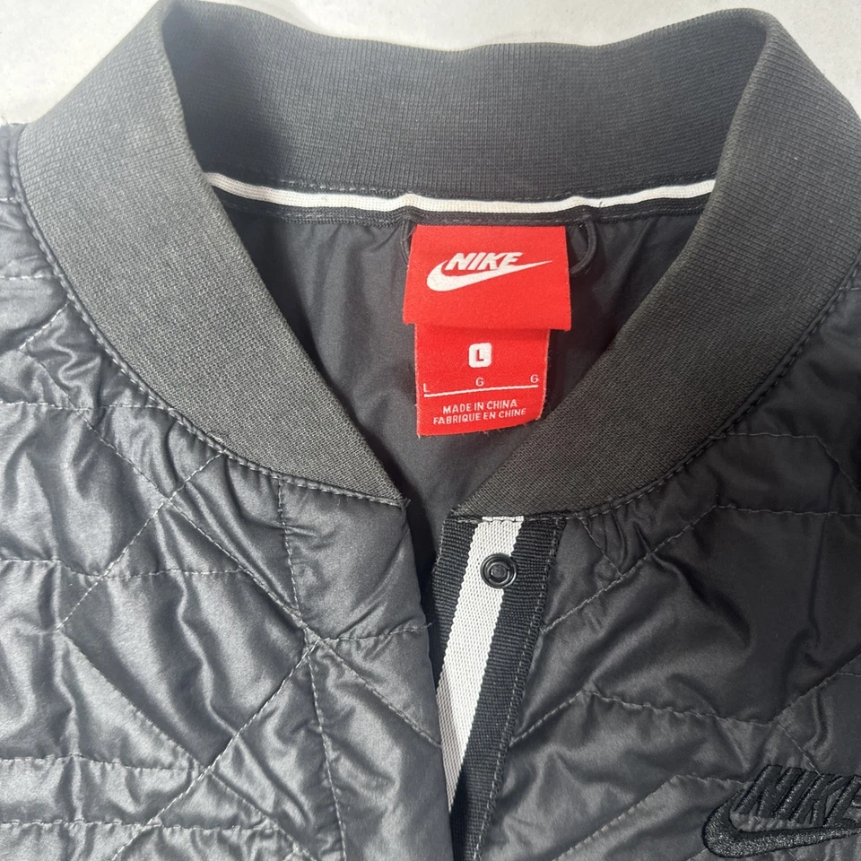 Chaqueta Nike Red Tag para mujer grande negra acolchada con botones a presión bolsillos abullonados Foto 4 de 4