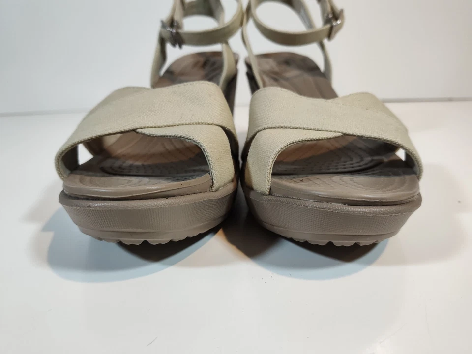 Sandalias de cuña de tobillo con correa cruzada Crocs Leigh II para mujer talla 11 Tan 204950 NWOT Foto 3 de 4