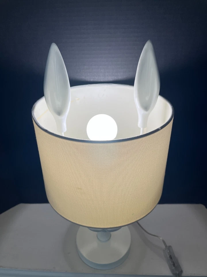 Lámpara de mesa/luz con pantalla de tambor Pillowfort PEEK-A-BOO oculta conejo funciona Foto 4 de 4