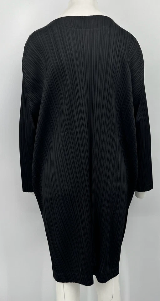 Vestido recto plisado negro manga larga Pleats Please Issey Miyake talla 4 Foto 4 de 4