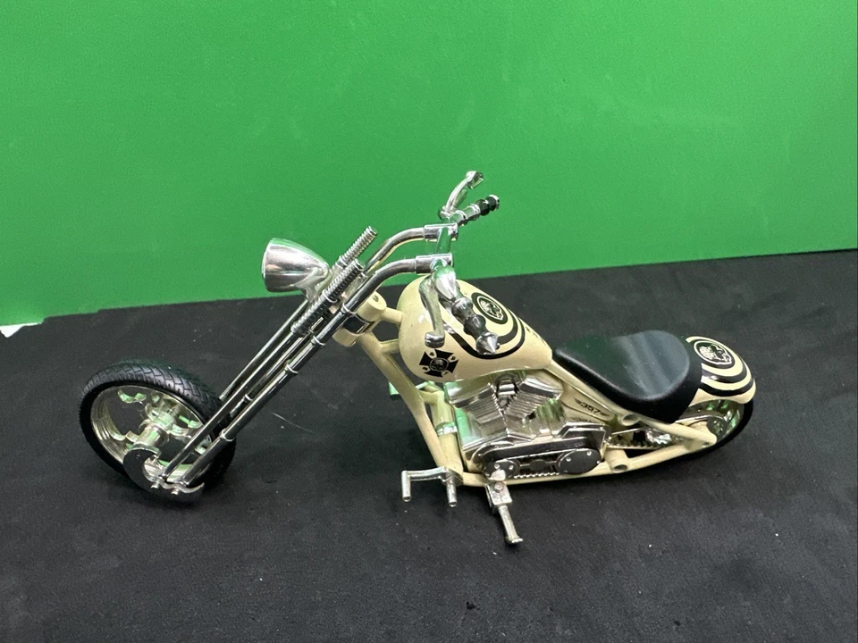 SDMF Chopper Motorcycle 357 Custom. Low Rider Skulls Diecast 1:16 - Image 2 of 4