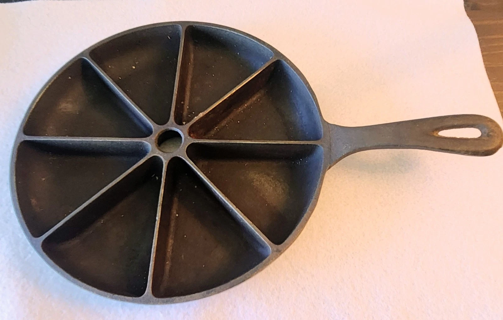 Lodge Cast Iron 8 Wedge Cornbread Skillet Pan 9” 8CB Rolls Pies Made In USA VGC