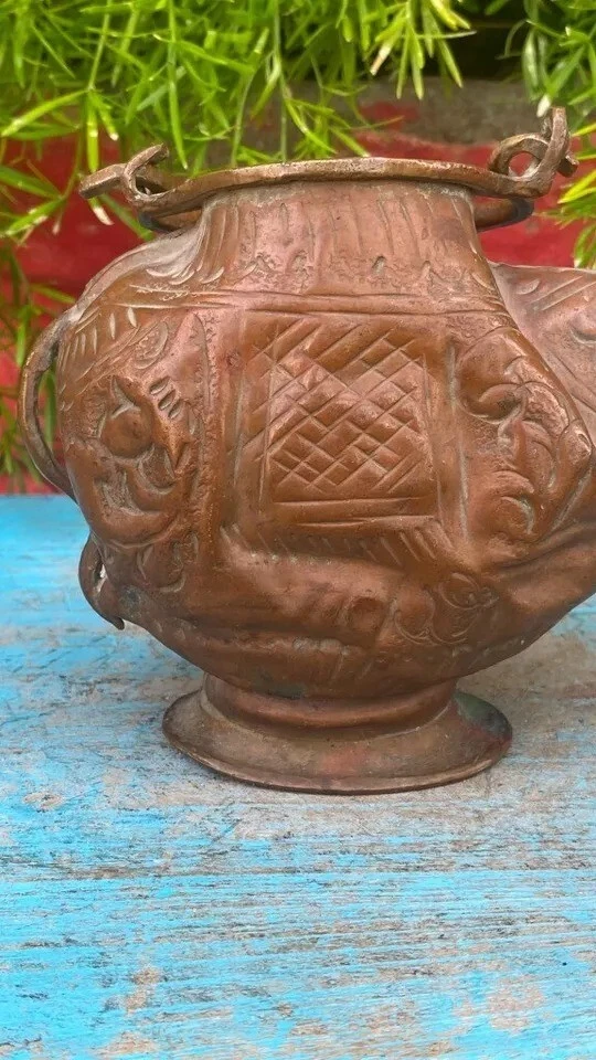 Antigua olla de agua bendita ritual santo hindú cobre forma vaca tallada a mano muy rara Foto 4 de 4