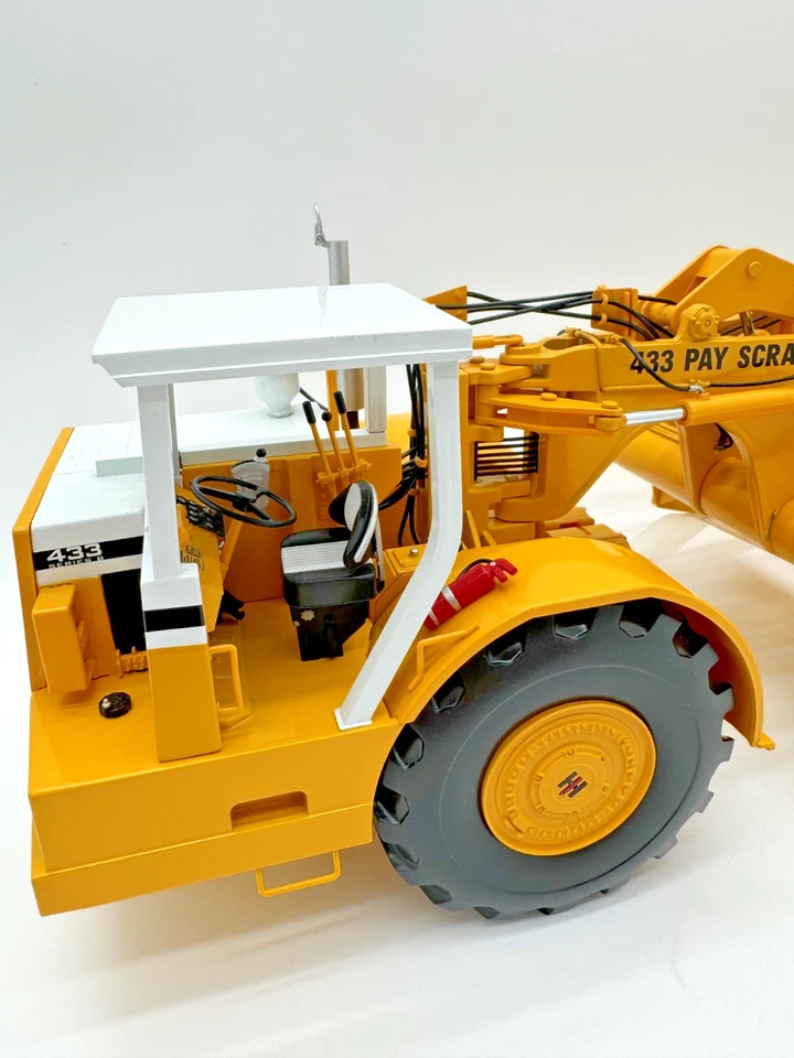 ConstructionPioneers International Harvester 20'' 433 DualEngine PayScraper 1:25 - Image 4 of 4
