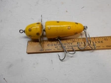 PFLUEGER GLOBE VINTAGE BAIT FISHING LURE  YELLOW with GOLD DOTS