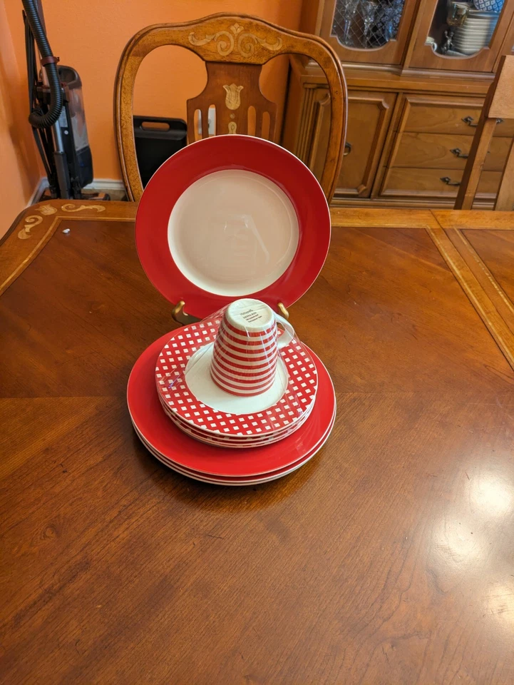 Pfaltzgraff Kenna Red 16  Piece Porcelain Dinnerware Set - Image 4 of 4