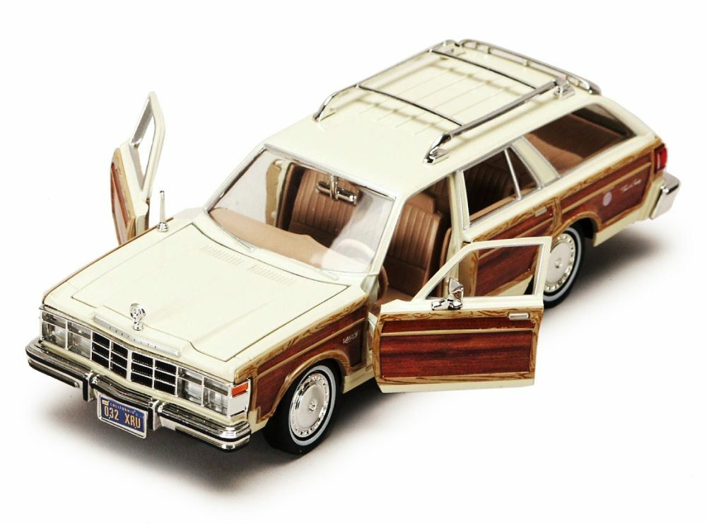 1979 Chrysler LeBaron Town & Country Wagon 1/24 Diecast Model by Motormax