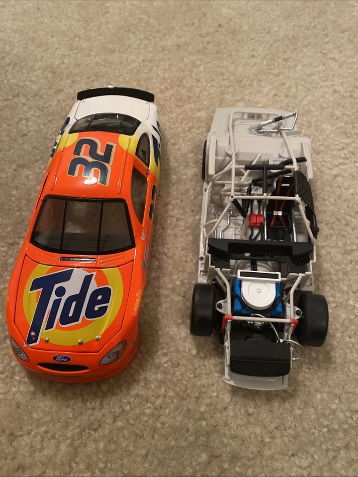 #32 Scott Pruett 2000 Ford Taurus Tide 1:24 NASCAR Hot Wheels Racing - Image 2 of 4