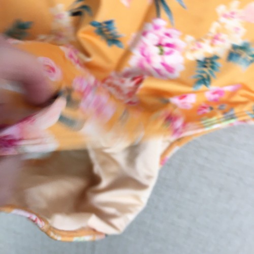 Traje de baño LA Hearts para mujer M amarillo hawaiano floral brillante corbata detrás corte alto - Imagen 4 de 8