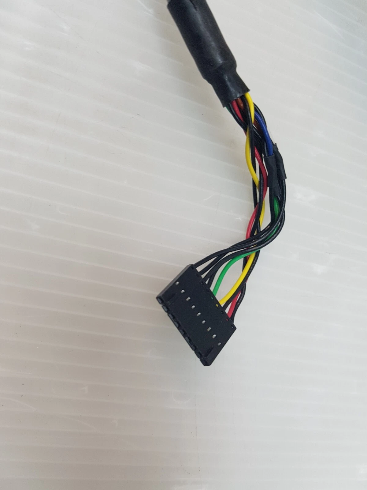 Multi-wire connector at the end of the graphics terminal cable