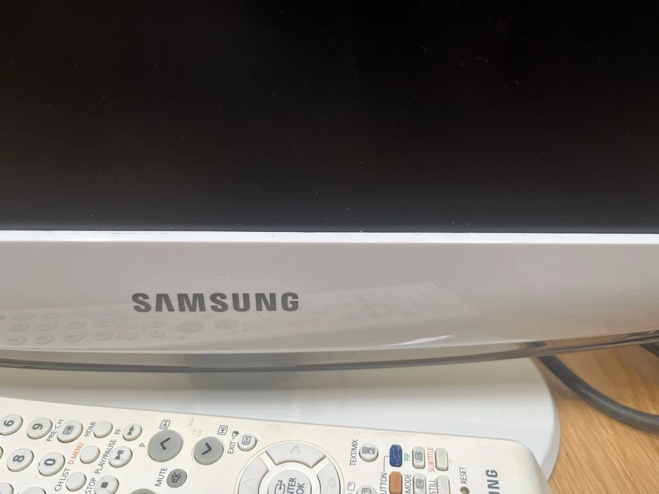 Samsung LE19R86WD 19” HD Ready Television TV with Remote + Instructions - White - Image 3 of 4