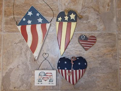 SET OF VINTAGE PATRIOTIC WALL PLAQUES , RED,WHITE AND BLUE
