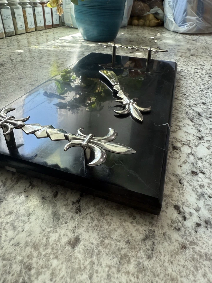 Tablero de queso de mármol y plata hecho por Mud Pie Foto 2 de 4