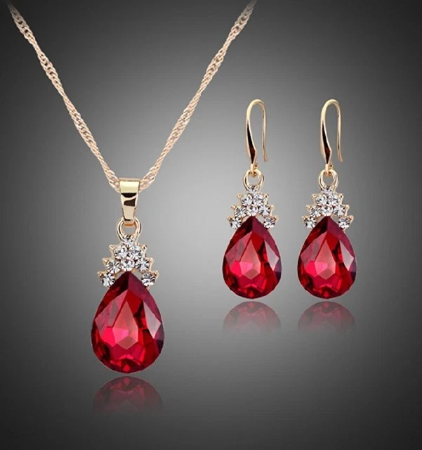 Colgante y pendientes de diamantes creados rubí y racimo con acabado en oro amarillo Foto 3 de 4