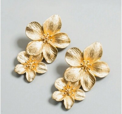 Zara Two 2 Gold Blumen Blütenblatt Statement Ohrhänger Ohrstecker Sale Price