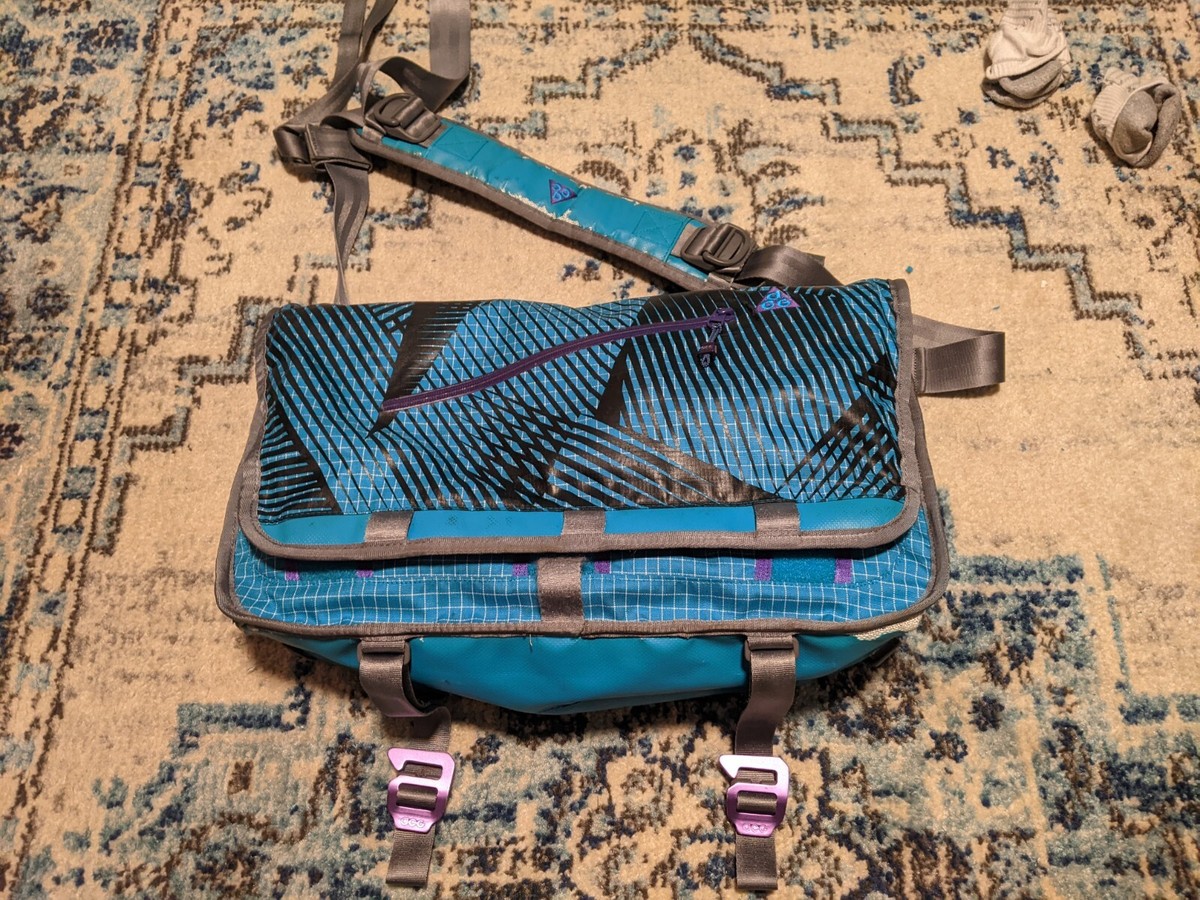 NIKE ナイキ ACGメッセンジャーバッグ Vintage Nike ACG Teal Grape Laptop Messenger Bag All