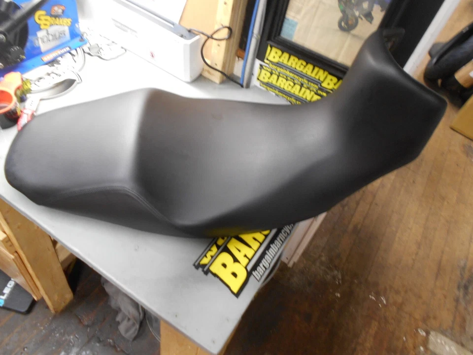 Оригинальное пассажирское сиденье для водителя Triumph Tiger 1050 2007-2012 годов выпуска 2300669 - Изображение 2 из 4