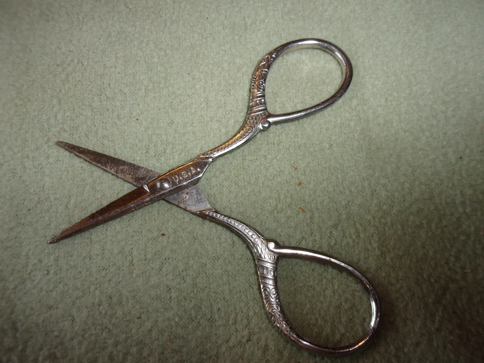 Vintage Sewing Scissors Mini Ornate handle thread snips Made in USA Antique - Image 2 of 2
