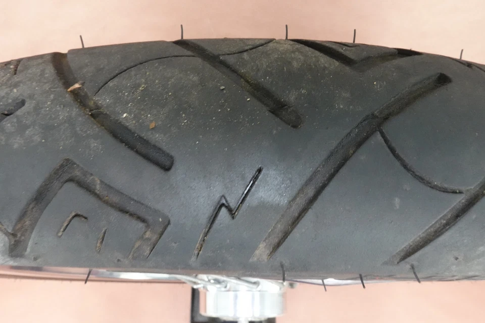 Llanta delantera Shinko 01-05 Harley Davidson Softail Deuce FXSTDI (DOBLADA) Foto 3 de 4