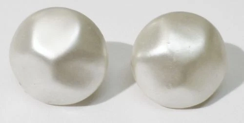 Bijou boucles d'oreilles percées clous perle nacré blanche a relief * 3463 - Photo 1/1