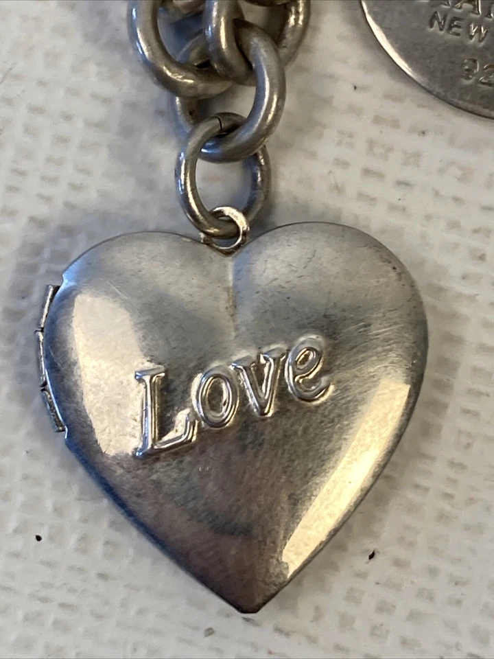 Dije medallón corazón amor hinchado de ley Tiffany & Co y collar de ley .925 Foto 2 de 4