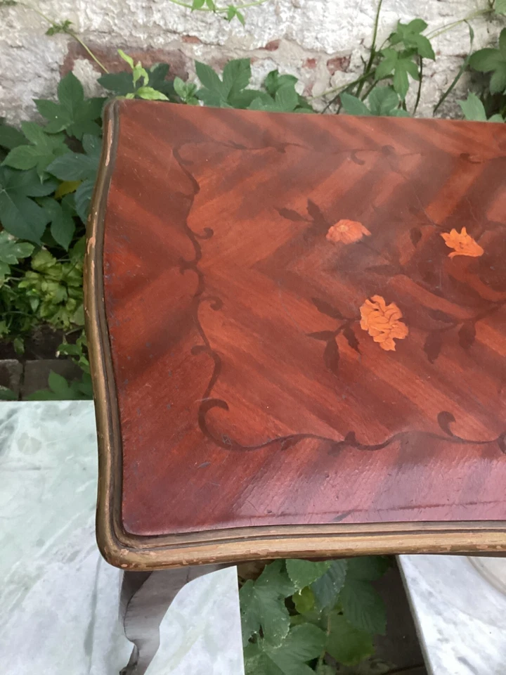 MESA AUXILIAR ESTILO FRANCÉS LOUIS XV CON MARQUETERÍA 31"L 20" H 17"D Foto 2 de 4