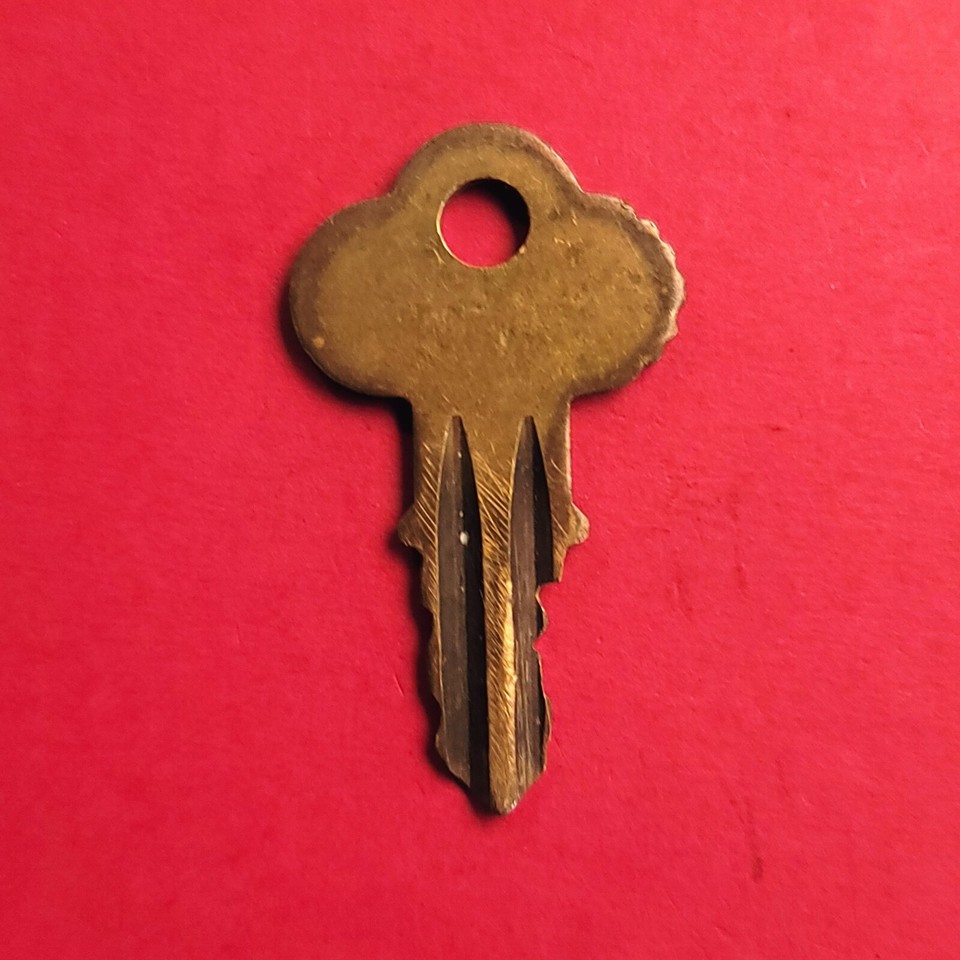 Vintage Double Sided Chicago Lock Co Key (Jimping on one side of grip