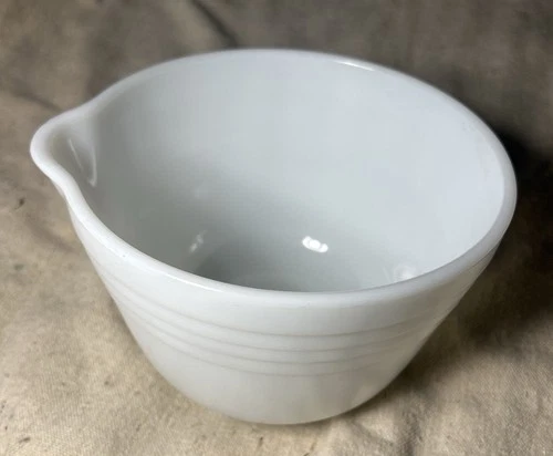 VTG Pyrex Hamilton Beach Milk Glass Pour Bowl Spouted Mixing Dish USA