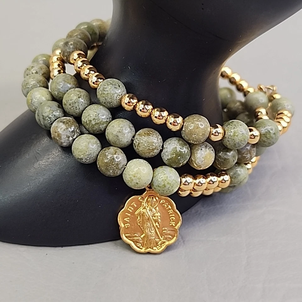 Pulsera envolvente con cuentas piedra verde cruz dije San Patricio tono dorado Foto 2 de 4