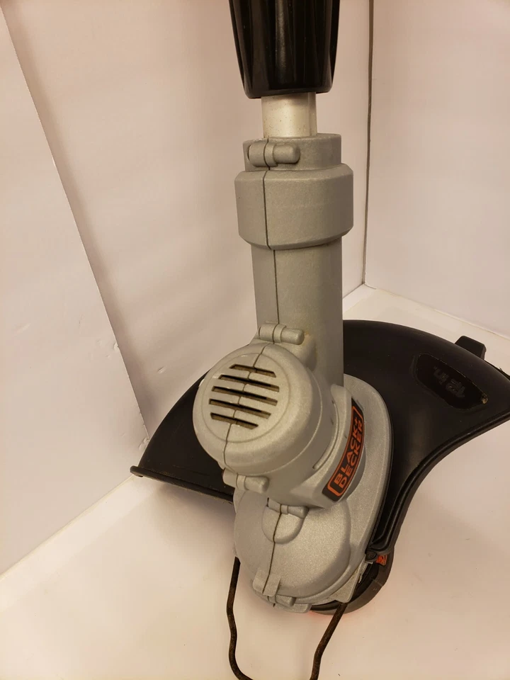 Black+Decker 20-Volt Cordless String Trimmer LST300 NO BETTERY NO CHARGER - Image 3 of 4