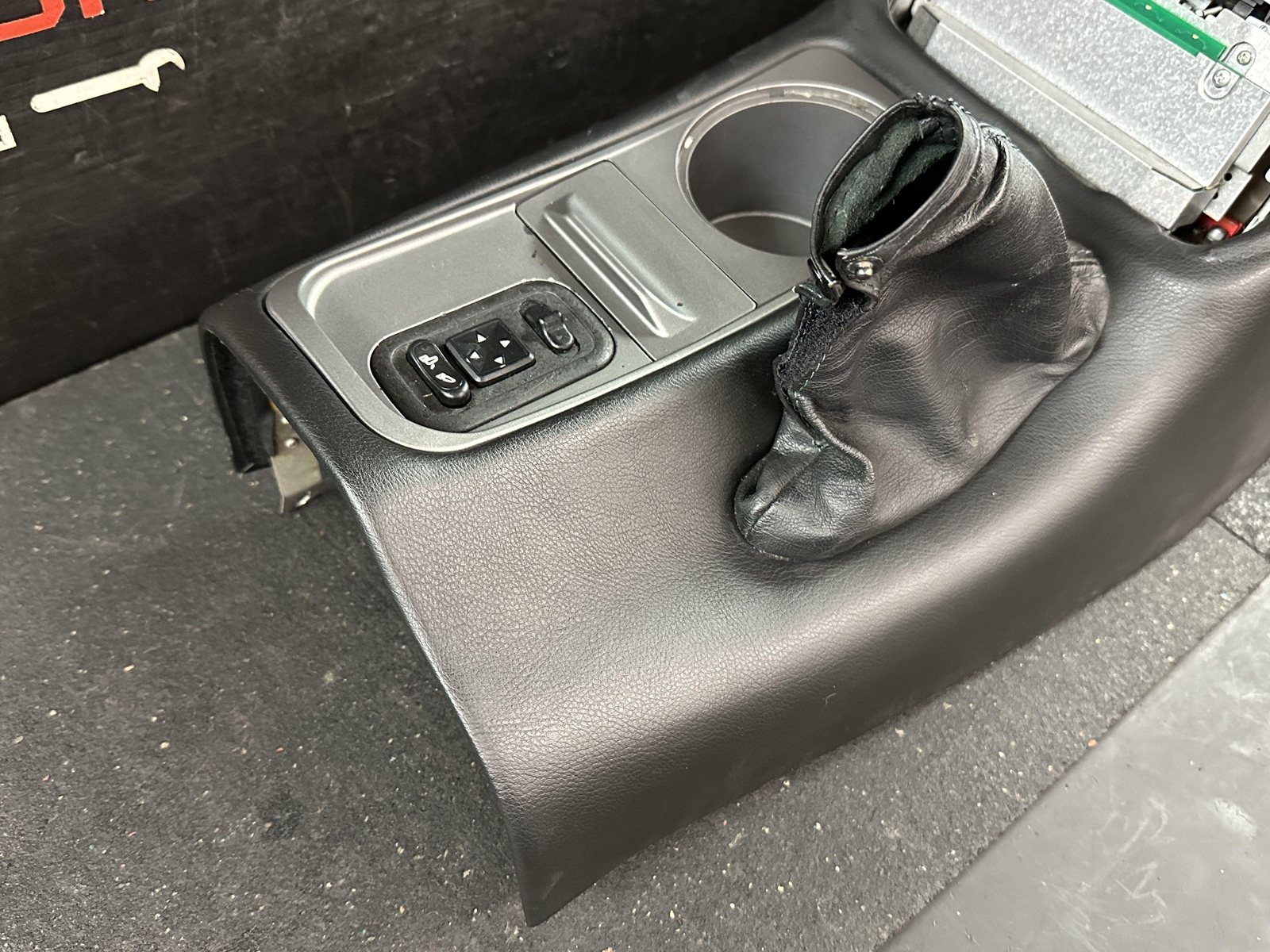 03-07 MASERATI COUPE GT FRONT CENTER FLOOR CONSOLE W/ ARM REST