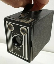 VINTAGE BROWNIE TARGET SIX-20 CAMERA EASTMAN KODAK COMPANY BOX CAMERAS