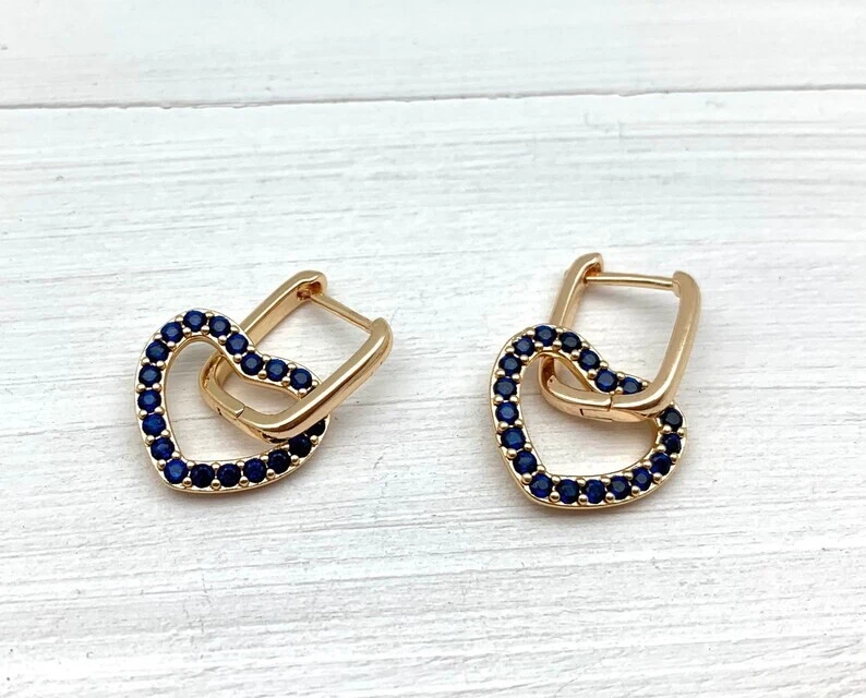 Pendientes de aro de corazón de zafiro simulado de corte redondo de 2 quilates de oro amarillo de 14 k sobre plata Foto 2 de 4